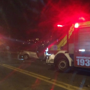 Colisão entre caminhão e carro deixa homem gravemente ferido em Mafra