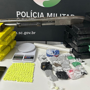 Polícia Militar desmantela ponto de tráfico e apreende 14 quilos de drogas
