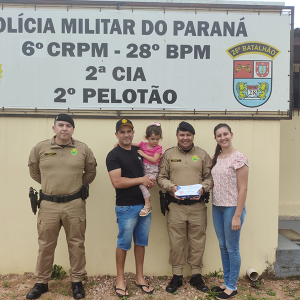 Criança de três anos é salva por policiais após engasgar; veja vídeo