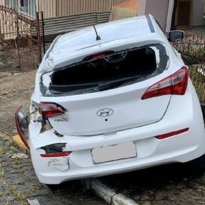 Motorista perde controle do caminhão e colide com carro estacionado; veja vídeo