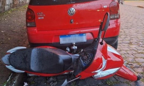 Mulher é surpreendida ao encontrar carro em cima de sua moto estacionada