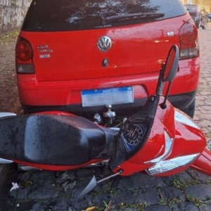 Mulher é surpreendida ao encontrar carro em cima de sua moto estacionada