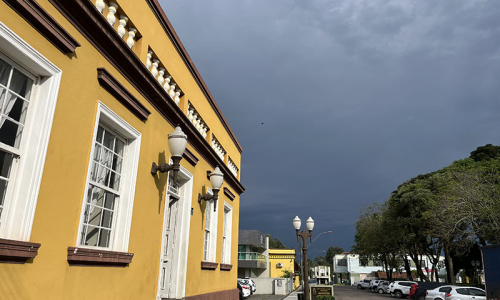 Temporais e altas temperaturas: veja o que esperar do tempo neste final de semana
