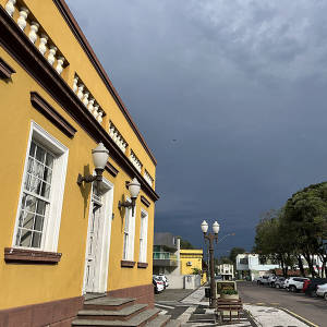 Temporais e altas temperaturas: veja o que esperar do tempo neste final de semana