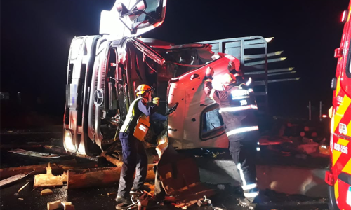 Caminhoneiro morre após carreta tombar na BR-280