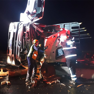 Caminhoneiro morre após carreta tombar na BR-280