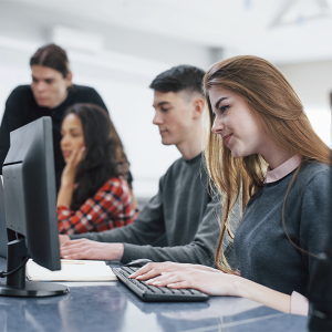 Agência de empregos lança curso de informática básica e Canva para jovens profissionais