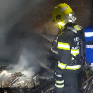 Depósito de madeira é totalmente destruído por incêndio
