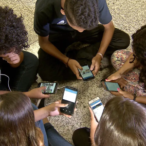 Como vai funcionar a nova lei que proíbe celulares nas escolas? Entenda