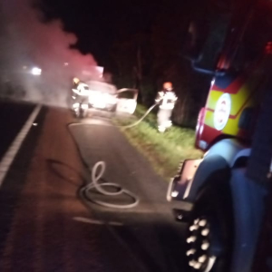 Celta sofre pequena explosão e incendeia na BR-116, em Mafra