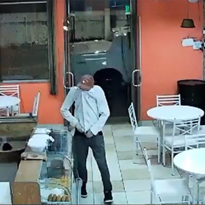 Homem furta lanchonete e é detido pelo próprio dono do estabelecimento; veja vídeo