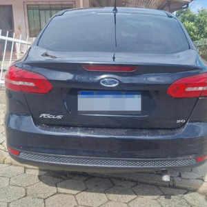 Batida entre dois carros causa danos em muro de casa