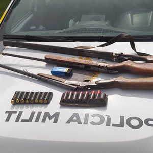 Polícia Militar apreende armas e munições após denúncia de disparos em estrada