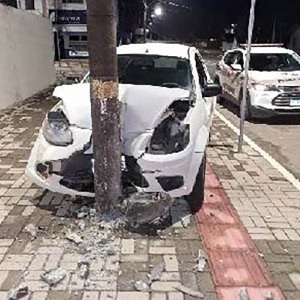Motorista morre após bater carro em poste