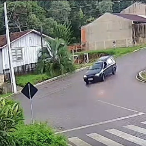 Coincidência? Carro sem freio bate em muro na mesma rua de outro acidente; veja vídeo