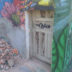 Morador de rua é detido após quebrar parede; entenda