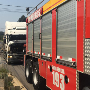 Pneus de caminhão que trafegava na BR-280 incendeiam