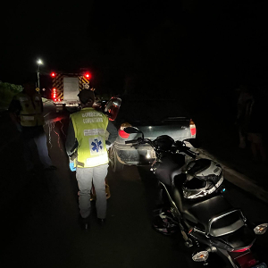 Motociclista fica ferida após batida em carro