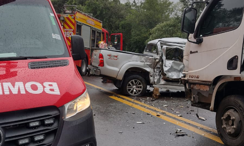 Colisão entre dois caminhões, carreta e camionete deixa feridos na BR-280
