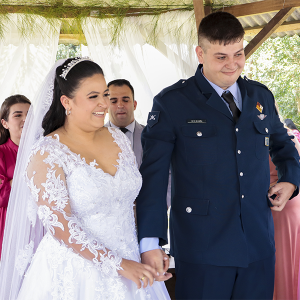 Jovem é surpreendida com casamento surpresa preparado pelo noivo e amigos