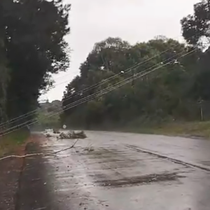 Forte chuva derruba poste e deixa interior sem energia