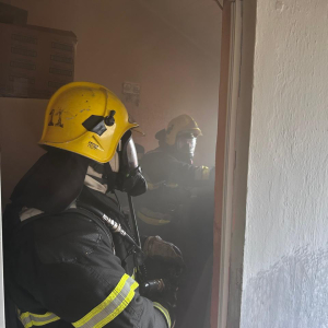 Quarto pega fogo e vizinhos controlam princípio de incêndio