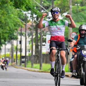 Mafrense é campeão em circuito de ciclismo de estrada